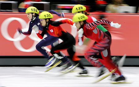 Amanda Overland from Canada, Rozsa Darazs from Hungary, Yuka Kamino from Japan and Kimberly Derrick from the United States (front to back ) start their women's 1000 metres short track speed skating heat at the Torino 2006 Winter Olympic Games in Turin, Italy, February 22, 2006. [Reuters]