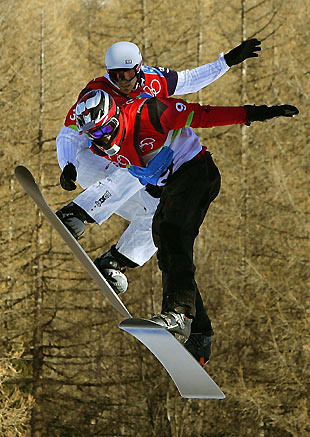 Seth Wescott of the U.S. (L) and Slovakia's Radoslav Zidek compete during the final of the snowboard cross competition at the Torino 2006 Winter Olympic Games in Bardonecchia, Italy, February 16, 2006. [Reuters]