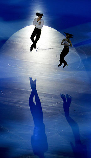 Qing Pang and Jian Tong of China perform during the Figure Skating gala of the Torino 2006 Winter Olympic Games in Turin, Italy, February 24, 2006. [Reuters]