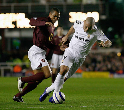 Real Madrid's Ronaldo (R) is tackled by Arsenal's Gilberto during their Champions League first knockout round second leg soccer match in London March 8, 2006. [Reuters]