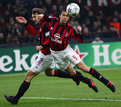 AC Milan's Filippo Inzaghi (R) scores against Bayern Munich during their Champions League first knockout round second leg soccer match in Milan, Italy, March 8, 2006. [Reuters]