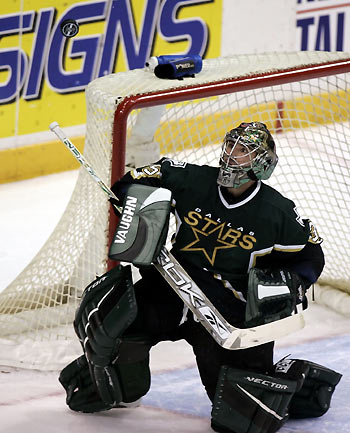 Dallas Stars goalie Marty Turco watches the puck after a save against the Vacouver Canucks during first period NHL action in Dallas, Texas, March 13, 2006. The Stars defeated the Canucks 4-2. [Reuters]