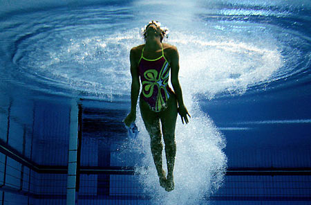 Bermuda's Commonwealth Games team member Katura Horton-Perinchief floats to the surface during a diving practice session in Melbourne March 14, 2006. [Reuters]
