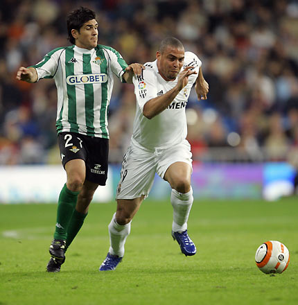 Real Madrid's Ronaldo (R) of Brazil runs for the ball next to Real Betis' Melli during their Spanish first division soccer match at Madrid's Santiago Bernabeu stadium March 19, 2006. [Reuters]
