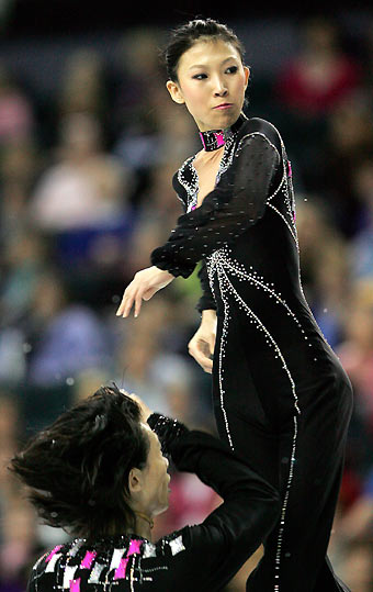 China's Pang Qing (R) and Tong Jian perform in the pairs competition at the World Figure Skating Championships in Calgary March 20, 2006. [Reuters]