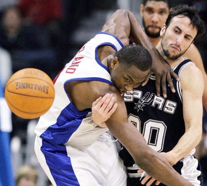 San Antonio Spurs Manu Ginobili of Argentina (R) and Los Angeles Clippers Elton Brand fight for a loose ball during the first quarter of NBA action in Los Angeles March 28, 2006. 