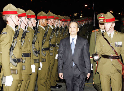 Chinese Premier Wen Jiabao (C) inspects honour guards upon his arrival in Wellington, New Zealand April 5, 2006. 