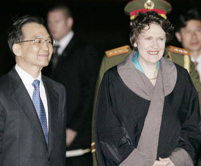 Chinese Premier Wen Jiabao (L) is met by New Zealand's Prime Minister Helen Clark (R) upon his arrival in Wellington April 5, 2006. 