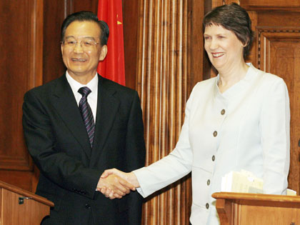 Chinese Premier Wen Jiabao shakes hands with New Zealand's Prime Minister Helen Clark after witnessing the signing of a number of treaties and agreements in Wellington April 6, 2006. 