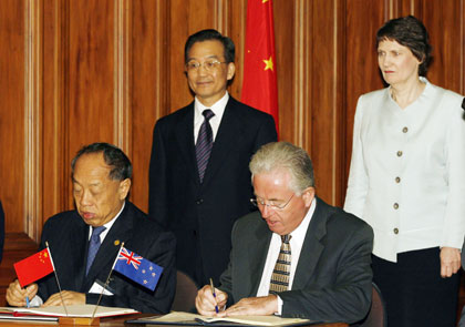 China's Premier Wen Jiabao (back L) watches with New Zealand's Prime Minister Helen Clark (back R) as China's Foreign Minister Li Zhaoxing (L) and Attorney General Michael Cullen sign a mutual legal assistance treaty in Wellington April 6, 2006.