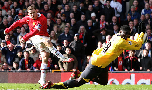 Kolo Toure (R) appears to handle the ball as Manchester United's Wayne Rooney