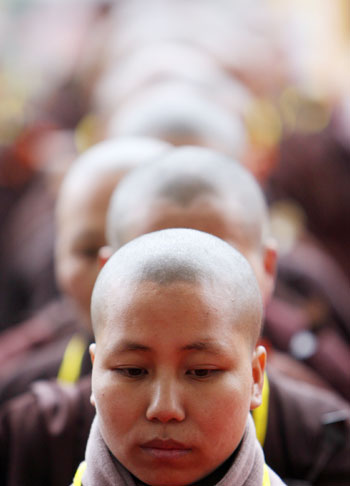 Buddhists wait for the beginning of the first World Buddhist Forum in Hangzhou, Zhejiang province east China, April 13, 2006. 