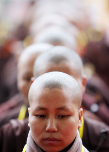Buddhists wait for the beginning of the first World Buddhist Forum in Hangzhou, Zhejiang province east China, April 13, 2006.