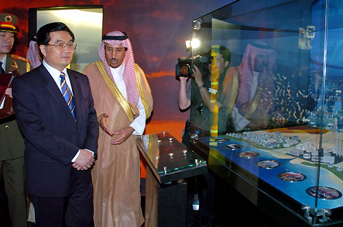Hu Jintao (R) shakes hands with Emir Saud al-