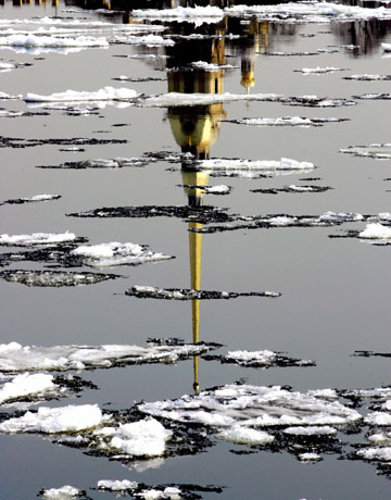 Ice floes float on the Neva River past the St. Peter and St. Paul Fortress in St. Petersburg April 25, 2006. The temperature on Tuesday in Russia's second largest city rose to 16 degrees Celsius.