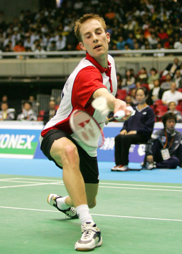 Denmark's Peter Gade returns a shot to Lin Dan of China during their final match at the Thomas Cup badminton tournament in Tokyo May 7, 2006. Lin won the match. 