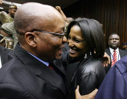 Former South African deputy president Jacob Zuma (L) embraces his daughter Dudu Zuma after being acquitted of rape charges, in the Johannesburg High Court May 8, 2006. A South African judge on Monday acquitted Zuma of raping an HIV-positive family friend, ending a case that opened deep rifts in the ruling African National Congress. [Reuters]