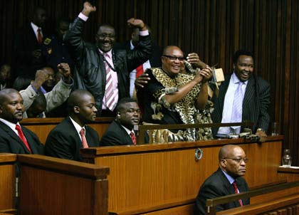 Former South African deputy president Jacob Zuma (bottom R) sits in the dock in the Johannesburg High Court May 8, 2006. A South African judge on Monday acquitted Zuma of raping an HIV-positive family friend, ending a case that opened deep rifts in the ruling African National Congress. [Reuters]