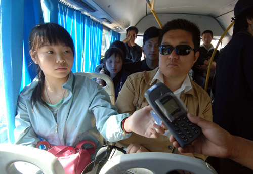 a bus rider uses her smart card on bus高清图片