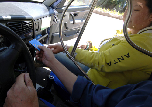 a passenger uses her smart card to pay高清图片