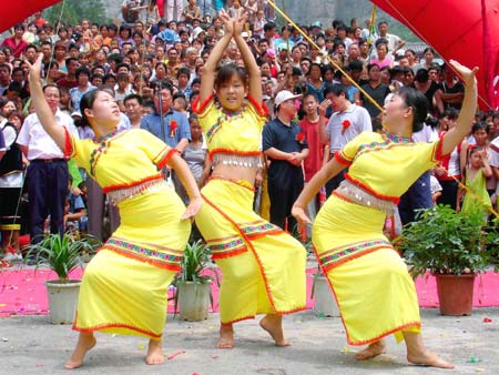 Chinese performers dance during the opening ceremony for a tourism festival in Qi County, Central China's Henan Province, July 15, 2006. [newsphoto]