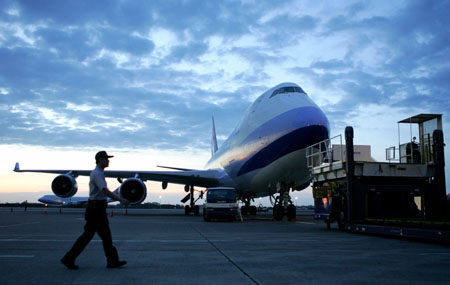 A cargo plane from China Airlines, Taiwan's largest air carrier, gets ready to take off for Shanghai from Taiwan international airport in Taipei July 19, 2006. Taiwan's first non-stop cargo charter flight to Chinese mainland will take off for Shanghai on Wednesday, taking full direct transport links a step closer between two economies across the Straits. [Reuters]