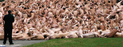 Naked volunteers pose for US photographer Spencer Tunick, creating a three-dimensional body sculpture, at the 'museum kunst palast' in Duesseldorf August 6, 2006. [Reuters]