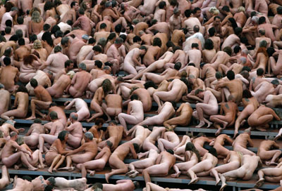 Naked volunteers pose for US photographer Spencer Tunick, creating a three-dimensional body sculpture, at the 'museum kunst palast' in Duesseldorf August 6, 2006. [Reuters]