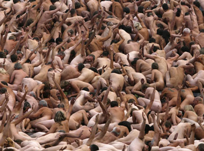 Naked volunteers pose for US photographer Spencer Tunick, creating a three-dimensional body sculpture, at the 'museum kunst palast' in Duesseldorf August 6, 2006. [Reuters]