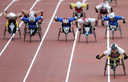 Britain's David Weir (R) leads the field to take the gold medal in the men's 1500 m wheelchair final at the European athletics championships in Gothenburg (Goteborg), August 11, 2006.