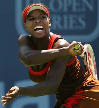 Serena Williams of the U.S. hits a forehand to compatriot Meghann Shaughnessy during the JPMorgan Chase Open women's tennis tournament in Carson, California August 11, 2006. 