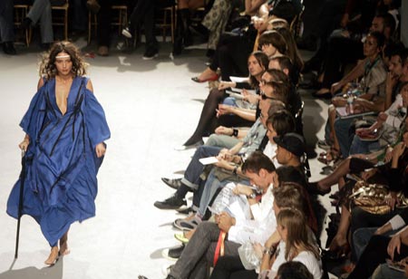 A model presents a creation by Portuguese designer Osvaldo Martins at Martins' Spring/Summer 2007 fashion collection in Lisbon October 13, 2006. 