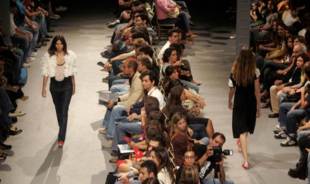 Models present creations by Portuguese designer Alexandra Moura at her Spring/Summer 2007 fashion collection in Lisbon October 13, 2006. 