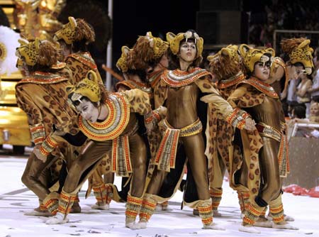 Members of the Mari-Mari carnival group perform during the annual El Carnaval del Pais (country's carnival) in Gualeguaychu, some 230 km (143 miles) north of Buenos Aires, January 6, 2007. Around 1,000 dancers participate in the event which is considered to be one of the most important carnivals in Argentina. Picture taken January 6, 2007. 