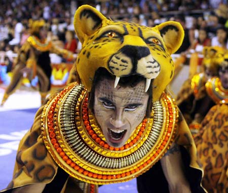 A member of the Mari-mari carnival group performs during the annual El Carnaval del Pais (country's carnival) in Gualeguaychu, some 230 km (143 miles) north of Buenos Aires, January 6 , 2007. Around 1,000 dancers participate in the event which is considered to be one of the most important carnivals in Argentina. Picture taken January 6, 2007.