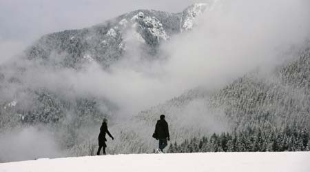 A couple walks after several centimeters of snow fell in Vancouver, British Columbia January 10, 2007. 