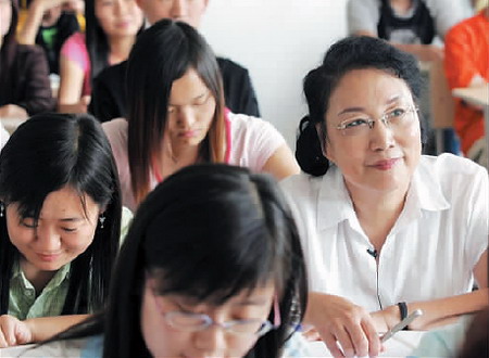 Tong Zhengguo (L),58, attends a class at the Kunming University of Science and Technology in Kunming, West China's Yunnan Province, September 4, 2006. Tong became the oldest student accepted to the university since 1949 when the People's Republic of China was established. One month later, she quit the university because of health reasons. [Duan Yigang/Morning Post]