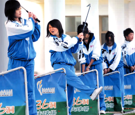 Students from Yaohua Binhai School learn to play golf during social class in Tianjin, November 18, 2006. The school became the first to offer courses in golf and for first year high school students. [Wang Jian/Morning Post]