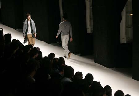 Models present a creation from Portuguese designer Pedro Mourao's Autumn/Winter 2007-2008 collection during Lisbon Fashion week March 11, 2007.[Reuters]