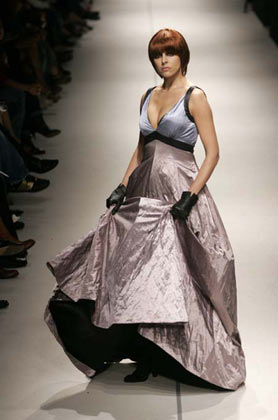 Model Catarina Furtado presents a creation from Portuguese designer Nuno Baltazar's Autumn/Winter 2007-2008 collection during Lisbon Fashion week March 11, 2007. 