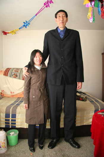 xin 09030428143236189988 Worlds Tallest Man gets married picture