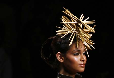 A model displays an outfit by Indian designer Narendra Kumar during the grand finale of India fashion week in Mumbai March 31, 2007. 