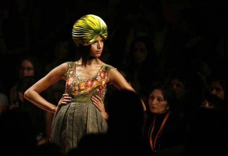 A model displays an outfit by Indian designer Narendra Kumar during the grand finale of India fashion week in Mumbai March 31, 2007. 