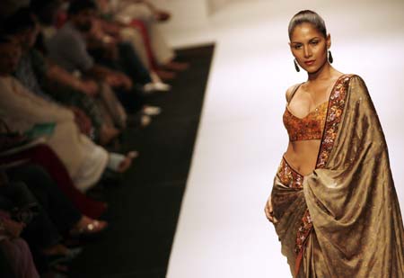 A model displays a creation by Indian designer Anupama Dayal during the India Fashion Week in Mumbai March 30, 2007. 