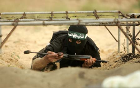 A Palestinian Hamas militant takes part in an armed exercise in Gaza March 31, 2007. European Union foreign ministers backed an Arab peace initiative on Saturday and agreed to engage with ministers of the new Palestinian national unity government who are not members of the Islamist Hamas movement. 