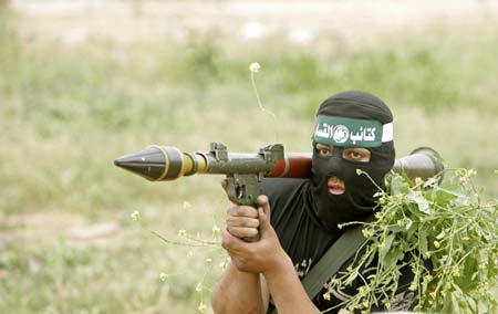 A Palestinian Hamas militant takes part in an armed exercise in Gaza March 31, 2007. European Union foreign ministers backed an Arab peace initiative on Saturday and agreed to engage with ministers of the new Palestinian national unity government who are not members of the Islamist Hamas movement. 