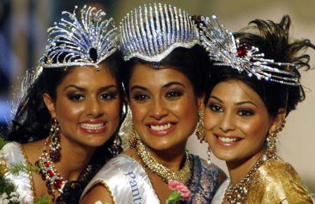 Newly selected (L-R) Miss India Earth Pooja Chitgopekar, Miss India World Sarah Jane Dias and Miss India Universe Puja Gupta pose during the Miss India Pageant 2007 in Mumbai April 8, 2007.
