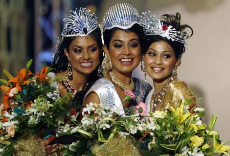 Newly selected (L-R) Miss India Earth Pooja Chitgopekar, Miss India World Sarah Jane Dias and Miss India Universe Puja Gupta pose during the Miss India Pageant 2007 in Mumbai April 8, 2007.