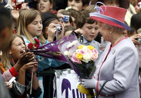 Britain's Queen Elizabeth II is greeted by schoolchildren as she arrives at the Virginia state capitol building on the first day of her trip to the United States in Richmond, Virginia, May 3, 2007.