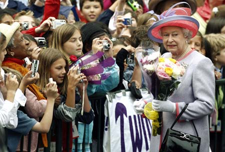 Britain's Queen Elizabeth II pauses as she greets schoolchildren while arriving at the Virginia state capitol building on the first day of her trip to the United States in Richmond, Virginia, May 3, 2007.